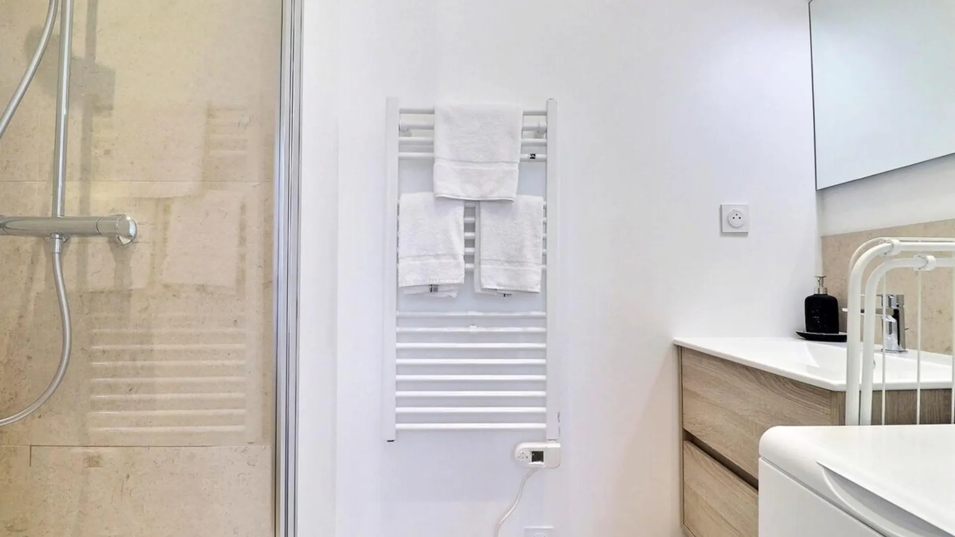 L'Origami - Lovely Newly Renovated Apartment With Garage - Villeurbanne